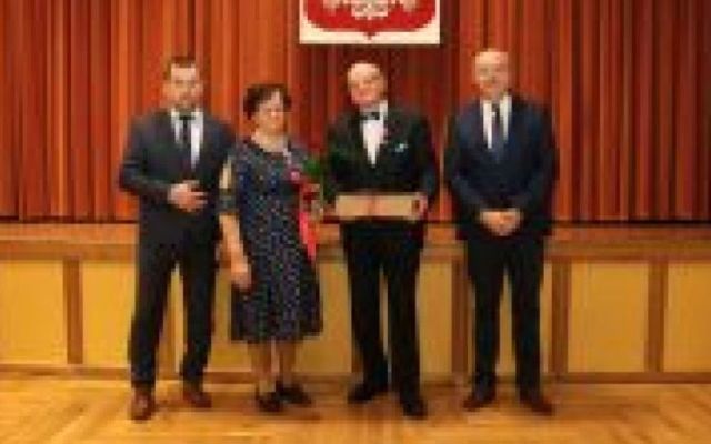 Zdjęcie pary jubilatów z Burmistrzem Wyrzyska oraz Wiceprzewodniczącym Rady Miejskiej w Wyrzysku
