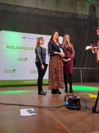 Pani Sołtys udziela wywiadu przed kamerą.