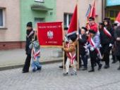 Przemarsz delegacji pod pomnik.