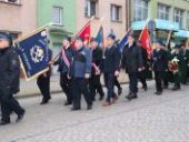 Przemarsz delegacji pod pomnik.