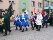 Przemarsz delegacji pod pomnik.