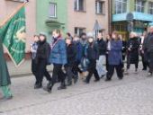 Przemarsz delegacji pod pomnik.