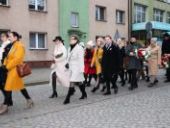 Przemarsz delegacji pod pomnik.