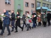 Przemarsz delegacji pod pomnik.