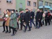 Przemarsz delegacji pod pomnik.