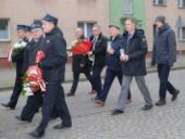 Przemarsz delegacji pod pomnik.