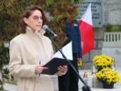 Pracownica MGOK przemawia pod pomnikiem.