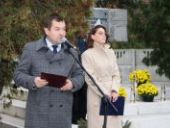 Burmistrz Wyrzyska przemawia pod pomnikiem.