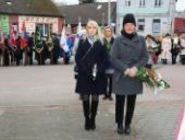 Delegacja składa wiązanki oraz znicze pod pomnikiem.