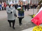 Delegacja składa wiązanki oraz znicze pod pomnikiem.
