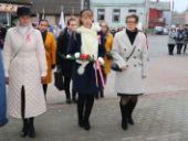 Delegacja składa wiązanki oraz znicze pod pomnikiem.