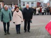 Delegacja składa wiązanki oraz znicze pod pomnikiem.