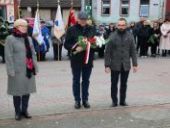 Delegacja składa wiązanki oraz znicze pod pomnikiem.