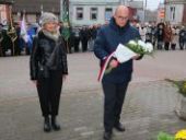 Delegacja składa wiązanki oraz znicze pod pomnikiem.