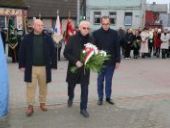 Delegacja składa wiązanki oraz znicze pod pomnikiem.