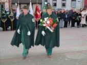 Delegacja składa wiązanki oraz znicze pod pomnikiem.