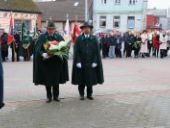 Delegacja składa wiązanki oraz znicze pod pomnikiem.