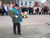 Delegacja składa wiązanki oraz znicze pod pomnikiem.