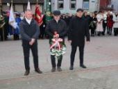 Delegacja składa wiązanki oraz znicze pod pomnikiem.