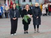 Delegacja składa wiązanki oraz znicze pod pomnikiem.
