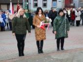 Delegacja składa wiązanki oraz znicze pod pomnikiem.