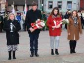 Delegacja składa wiązanki oraz znicze pod pomnikiem.