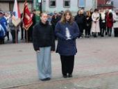 Delegacja składa wiązanki oraz znicze pod pomnikiem.