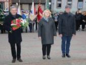 Delegacja składa wiązanki oraz znicze pod pomnikiem.