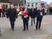 Delegacja składa wiązanki oraz znicze pod pomnikiem.