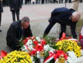 Delegacja składa wiązanki oraz znicze pod pomnikiem.