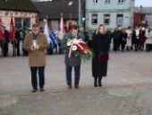Delegacja składa wiązanki oraz znicze pod pomnikiem.