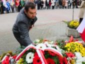 Burmistrz Wyrzyska składa kwiaty pod pomnikiem.