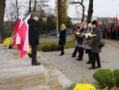 Delegacja składa wiązanki oraz znicze pod pomnikiem.