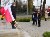 Delegacja składa wiązanki oraz znicze pod pomnikiem.