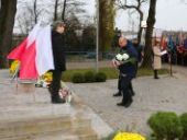 Delegacja składa wiązanki oraz znicze pod pomnikiem.