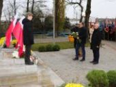 Delegacja składa wiązanki oraz znicze pod pomnikiem.