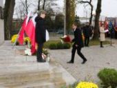Delegacja składa wiązanki oraz znicze pod pomnikiem.
