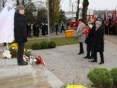 Delegacja składa wiązanki oraz znicze pod pomnikiem.