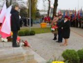 Delegacja składa wiązanki oraz znicze pod pomnikiem.