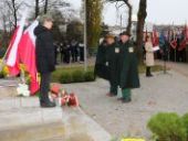Delegacja składa wiązanki oraz znicze pod pomnikiem.