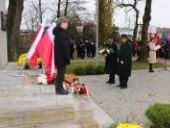 Delegacja składa wiązanki oraz znicze pod pomnikiem.