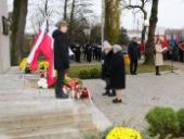 Delegacja składa wiązanki oraz znicze pod pomnikiem.
