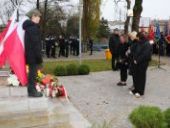 Delegacja składa wiązanki oraz znicze pod pomnikiem.