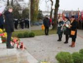 Delegacja składa wiązanki oraz znicze pod pomnikiem.