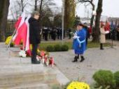 Delegacja składa wiązanki oraz znicze pod pomnikiem.