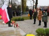 Delegacja składa wiązanki oraz znicze pod pomnikiem.