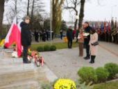 Delegacja składa wiązanki oraz znicze pod pomnikiem.