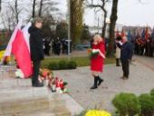 Delegacja składa wiązanki oraz znicze pod pomnikiem.