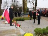 Delegacja składa wiązanki oraz znicze pod pomnikiem.