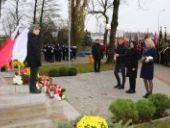 Delegacja składa wiązanki oraz znicze pod pomnikiem.